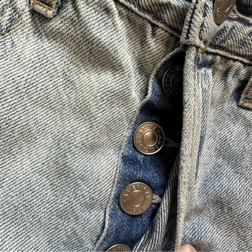 American Eagle Distressed Light Wash Hi-Rise Boyfriend Shorts Size 2 - Picture 14 of 14